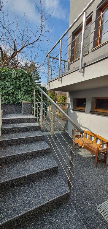 Kvadrat 40x40 vodorovně exteriér (2)